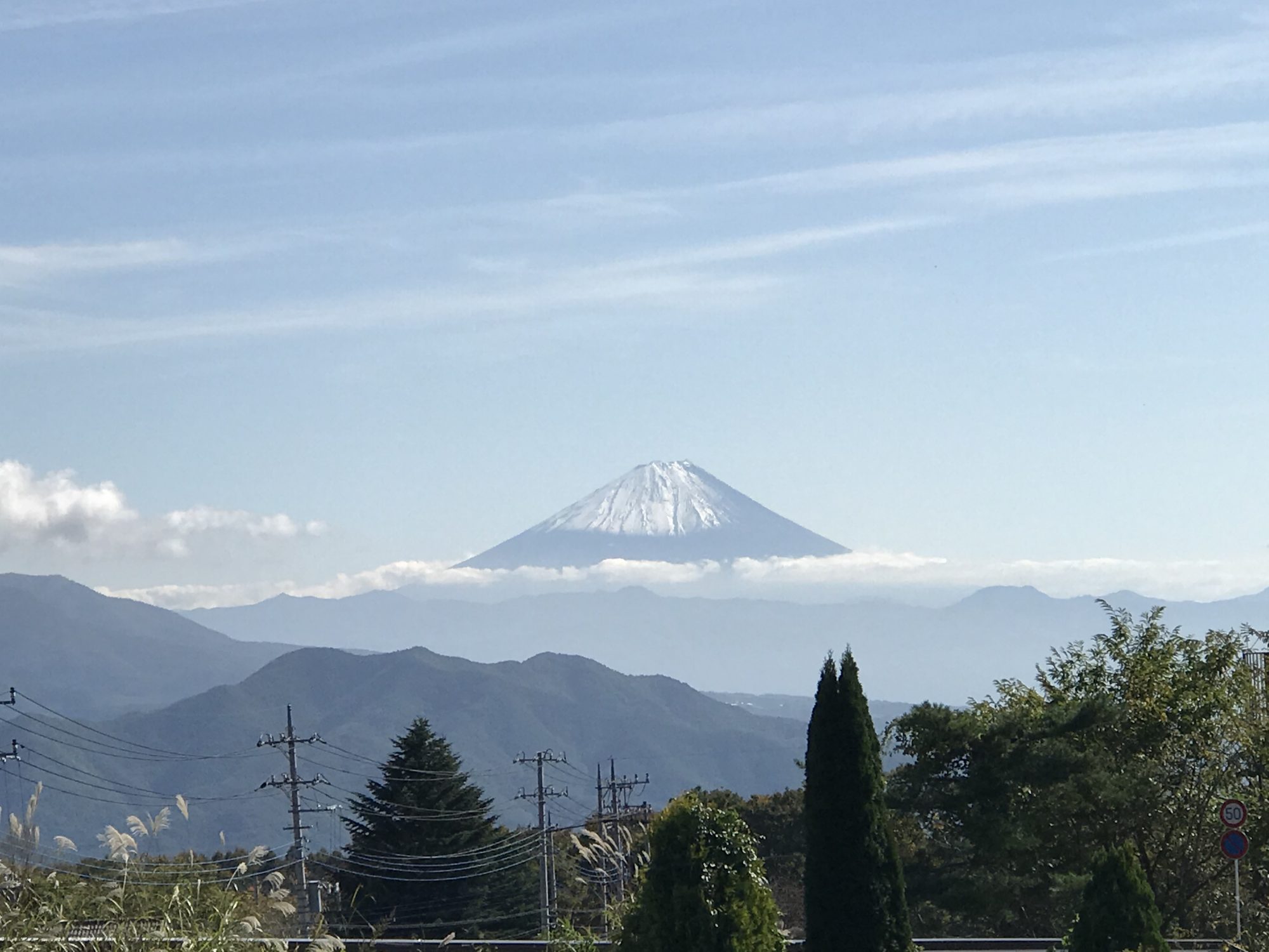 2019初冠雪　甲斐大泉駅から望む富士山